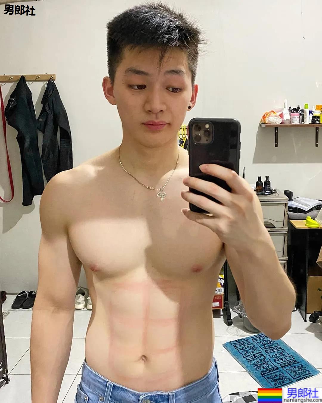 牛奶肌寸头小奶狗换衣被抓拍走红！如今这身材90％的网友都说可！ - 51虹马