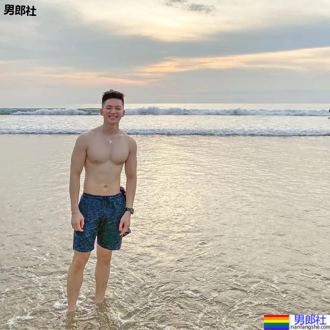 牛奶肌寸头小奶狗换衣被抓拍走红！如今这身材90％的网友都说可！ - 51虹马