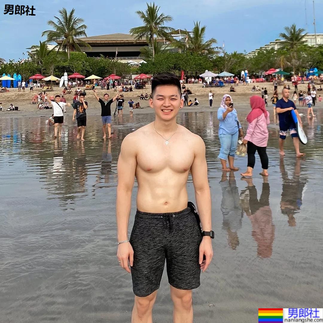 牛奶肌寸头小奶狗换衣被抓拍走红！如今这身材90％的网友都说可！ - 51虹马