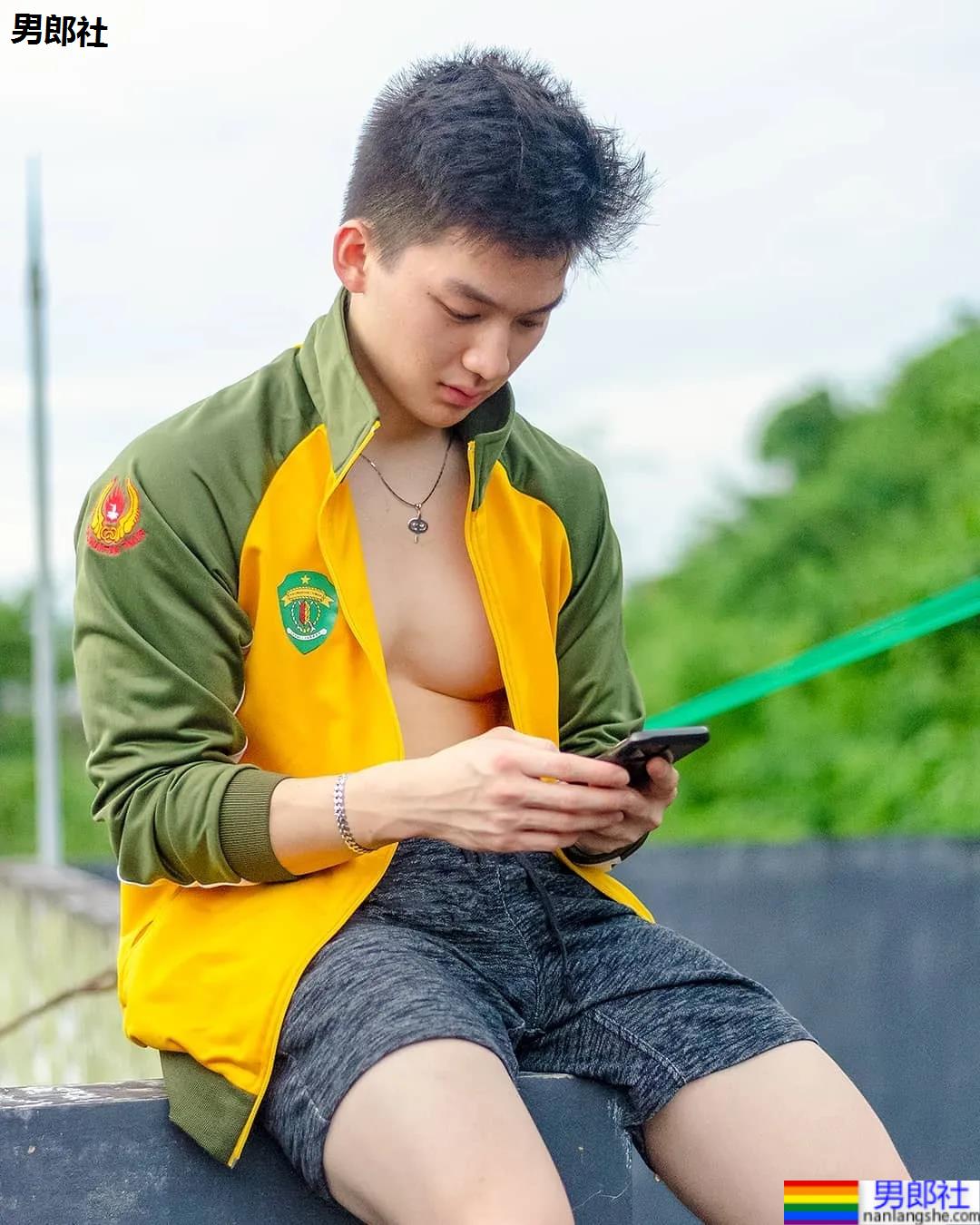 牛奶肌寸头小奶狗换衣被抓拍走红！如今这身材90％的网友都说可！ - 51虹马