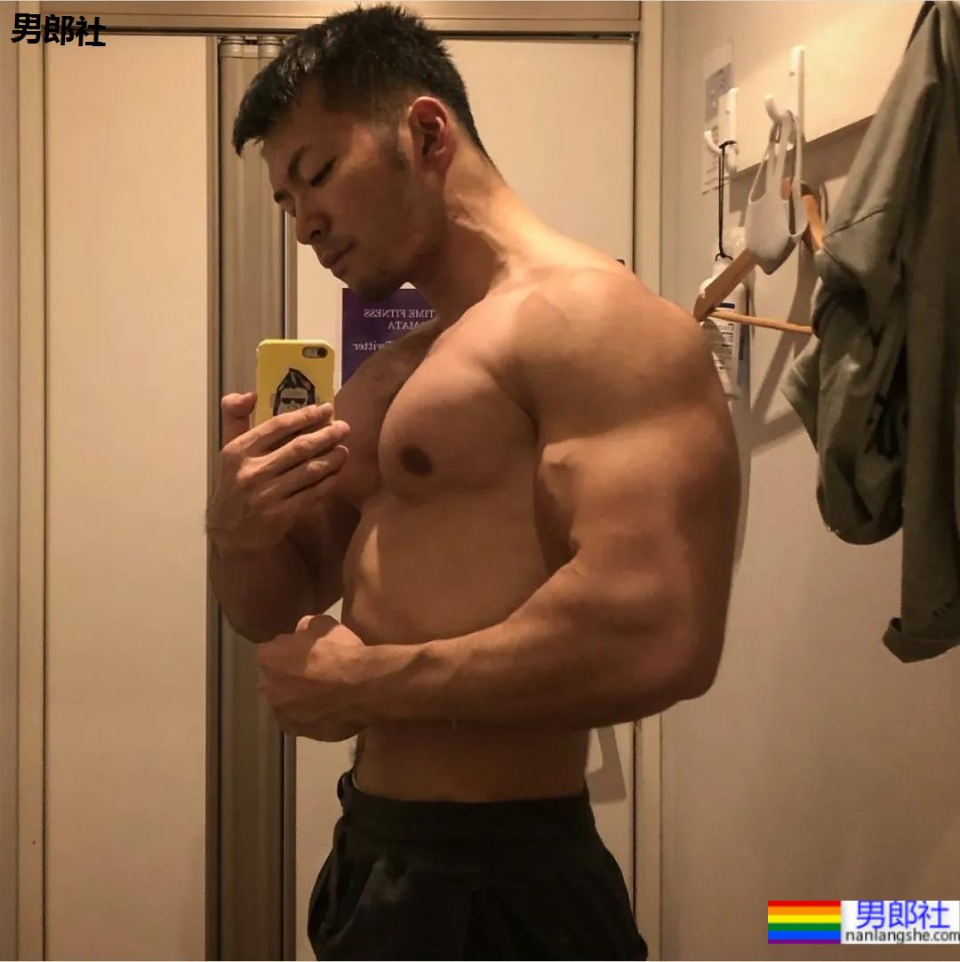 日本180CM“巨无霸”筋肉学长!更衣室大片A到爆 - 51虹马 日本180CM“巨无霸”筋肉学长!更衣室大片A到爆 - 51虹马