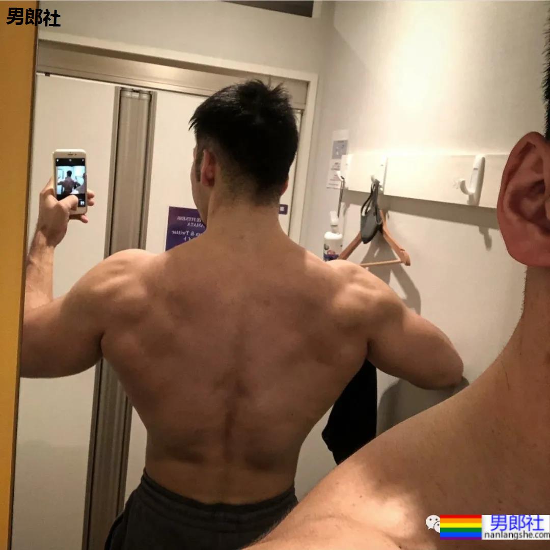 日本180CM“巨无霸”筋肉学长!更衣室大片A到爆 - 51虹马 日本180CM“巨无霸”筋肉学长!更衣室大片A到爆 - 51虹马