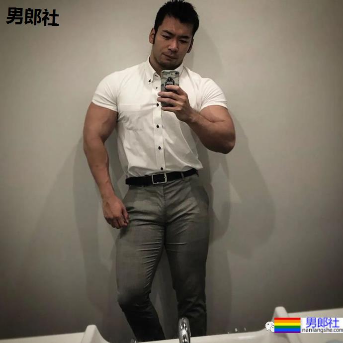 日本180CM“巨无霸”筋肉学长!更衣室大片A到爆 - 51虹马 日本180CM“巨无霸”筋肉学长!更衣室大片A到爆 - 51虹马