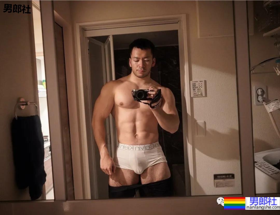 日本180CM“巨无霸”筋肉学长!更衣室大片A到爆 - 51虹马 日本180CM“巨无霸”筋肉学长!更衣室大片A到爆 - 51虹马