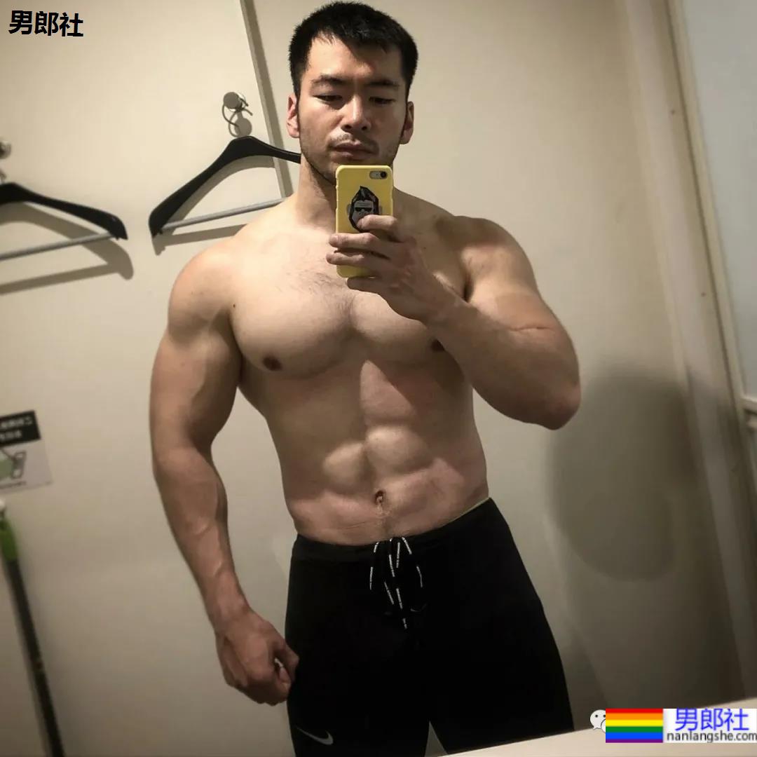 日本180CM“巨无霸”筋肉学长!更衣室大片A到爆 - 51虹马 日本180CM“巨无霸”筋肉学长!更衣室大片A到爆 - 51虹马