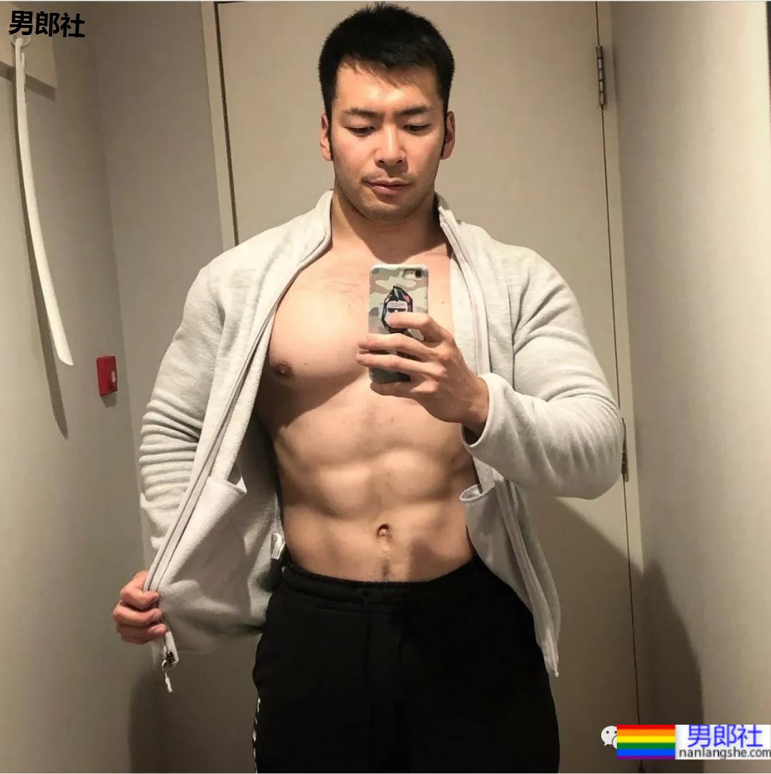 日本180CM“巨无霸”筋肉学长!更衣室大片A到爆 - 51虹马 日本180CM“巨无霸”筋肉学长!更衣室大片A到爆 - 51虹马