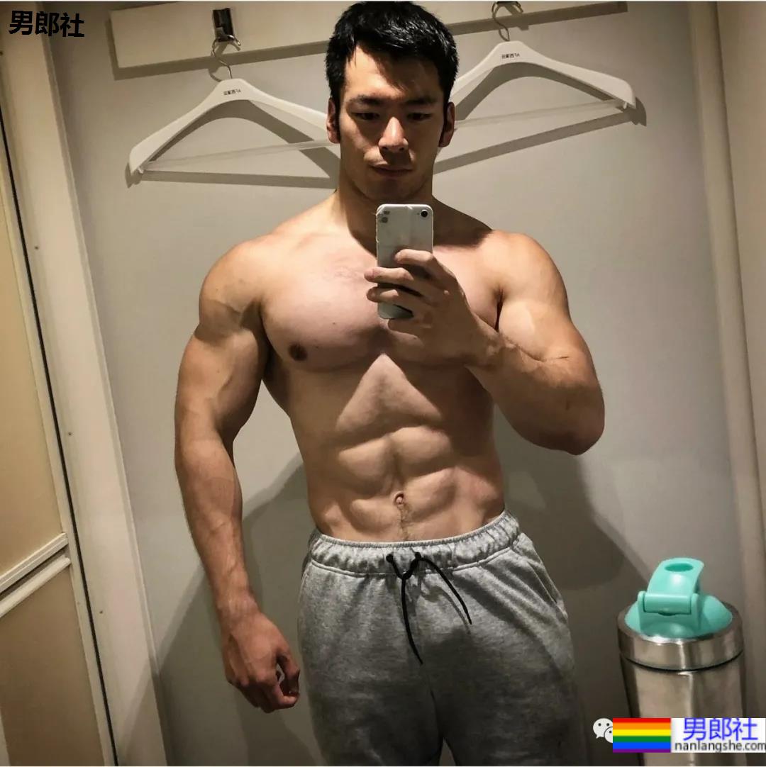 日本180CM“巨无霸”筋肉学长!更衣室大片A到爆 - 51虹马 日本180CM“巨无霸”筋肉学长!更衣室大片A到爆 - 51虹马