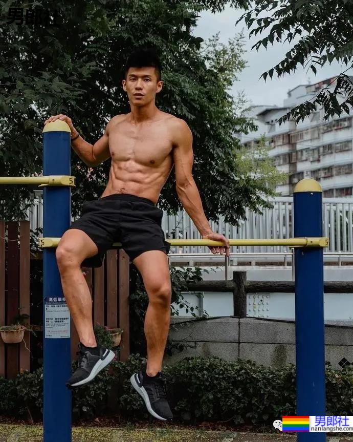 深蹲150公斤的高大肌肉健身男有多棒？ - 51虹马