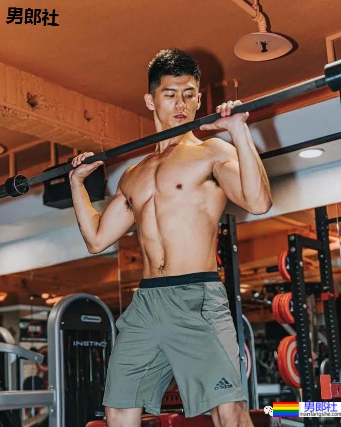 深蹲150公斤的高大肌肉健身男有多棒？ - 51虹马