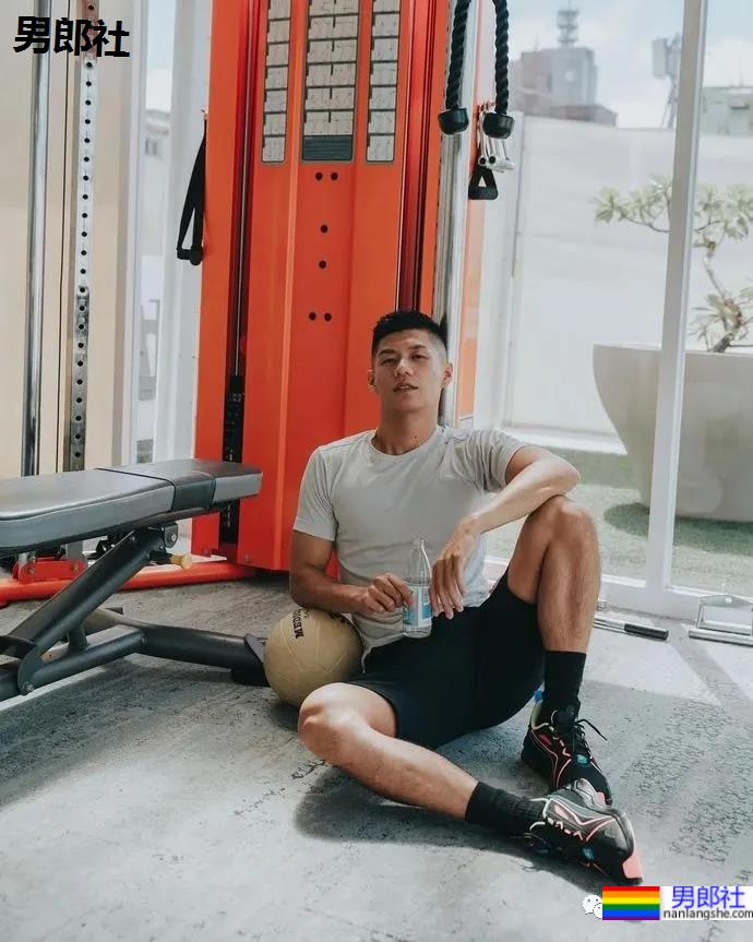 深蹲150公斤的高大肌肉健身男有多棒？ - 51虹马