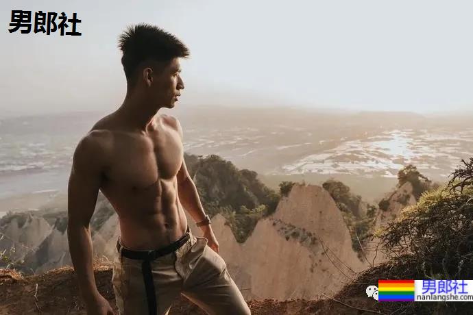 深蹲150公斤的高大肌肉健身男有多棒？ - 51虹马