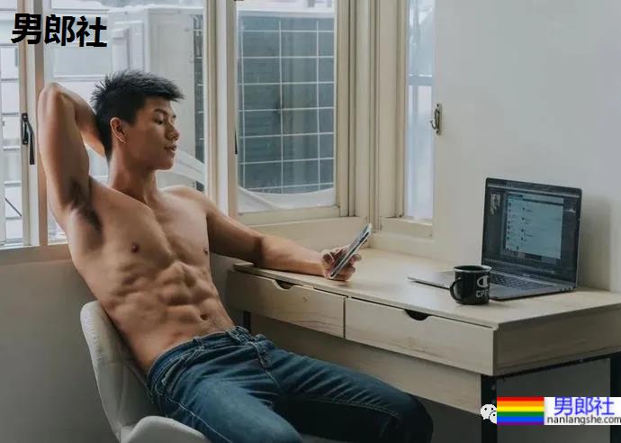 深蹲150公斤的高大肌肉健身男有多棒？ - 51虹马