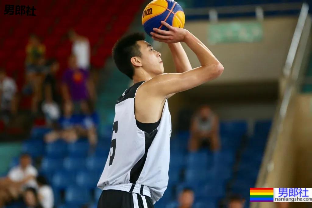 00年1米98大长腿篮球校草，怕不是偶像剧男主吧！ - 51虹马