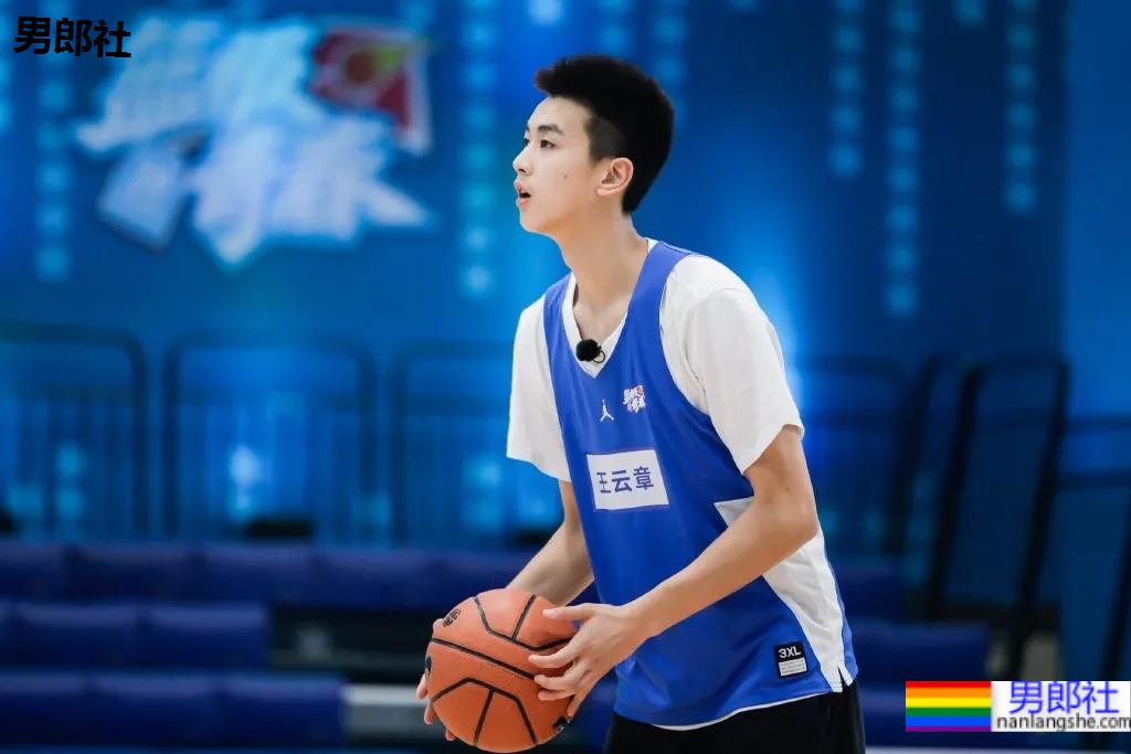 00年1米98大长腿篮球校草，怕不是偶像剧男主吧！ - 51虹马