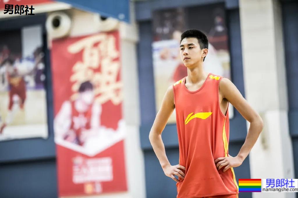 00年1米98大长腿篮球校草，怕不是偶像剧男主吧！ - 51虹马