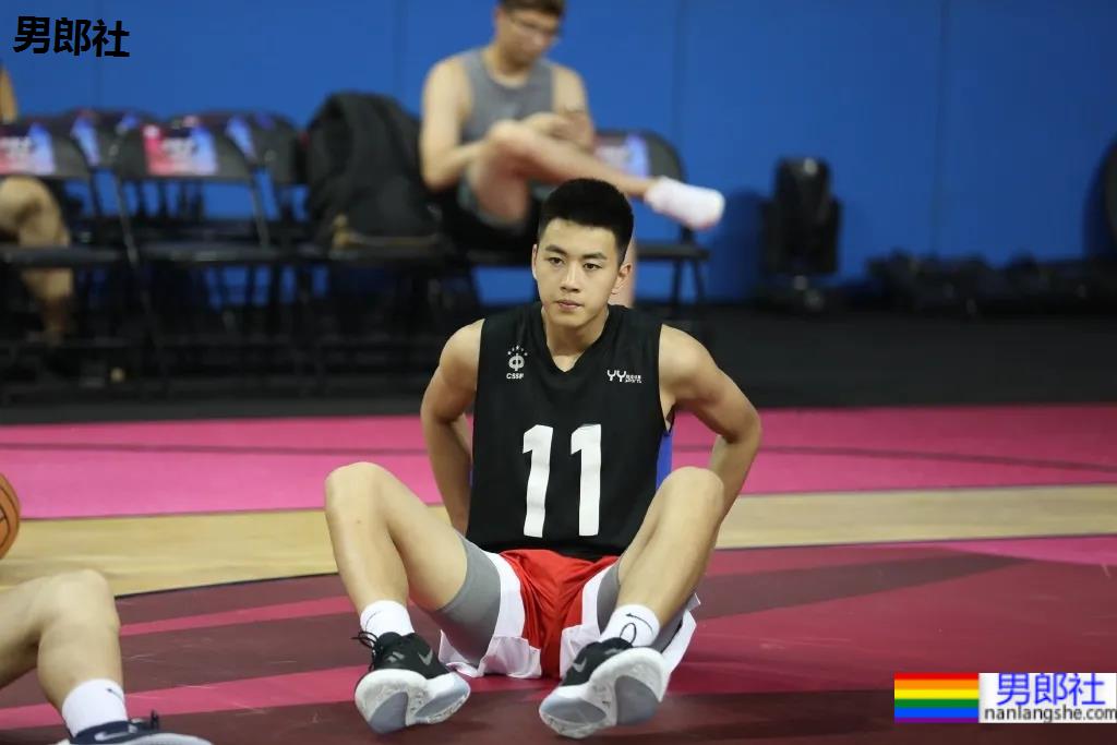 00年1米98大长腿篮球校草，怕不是偶像剧男主吧！ - 51虹马