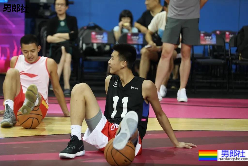 00年1米98大长腿篮球校草，怕不是偶像剧男主吧！ - 51虹马