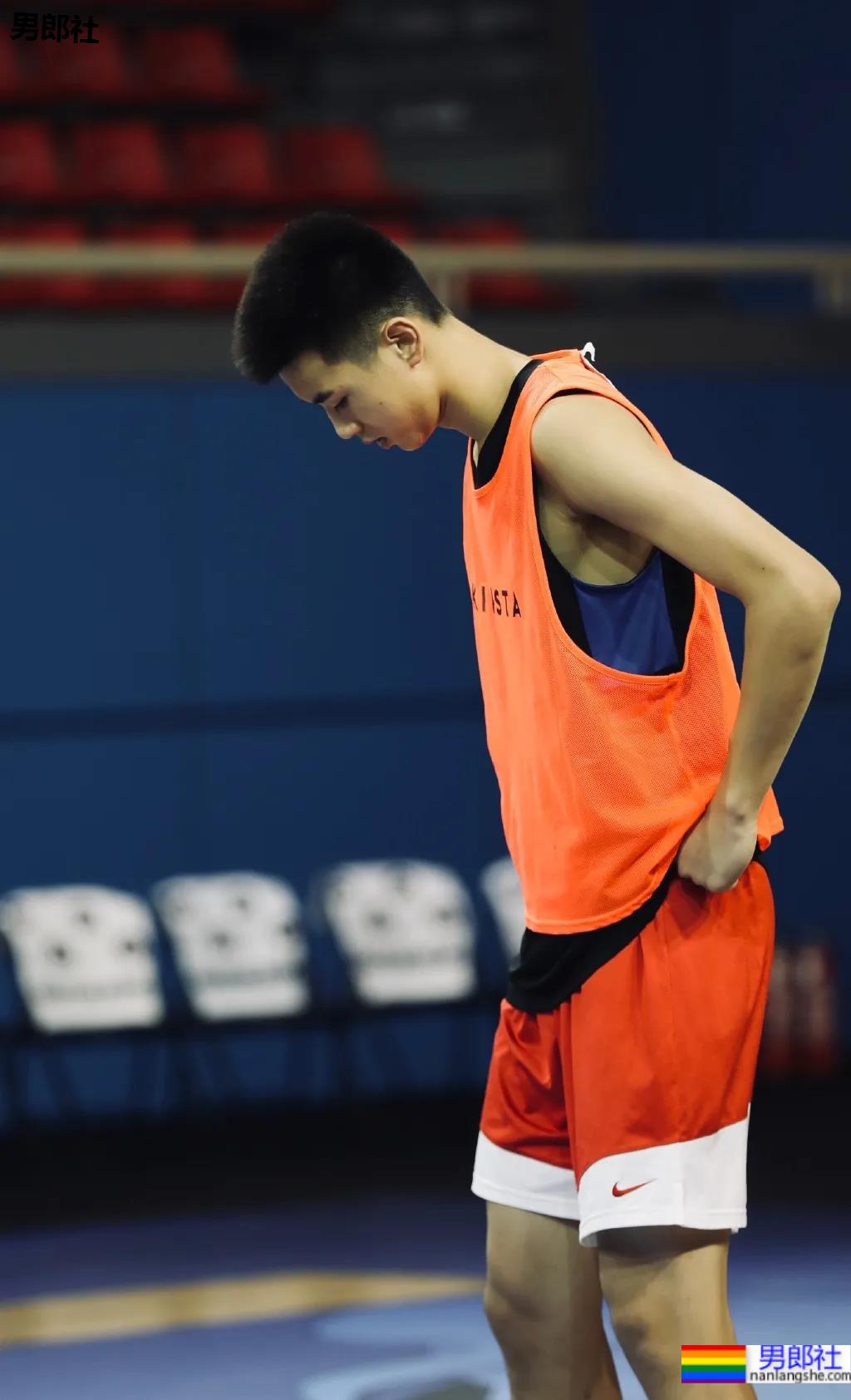 00年1米98大长腿篮球校草，怕不是偶像剧男主吧！ - 51虹马