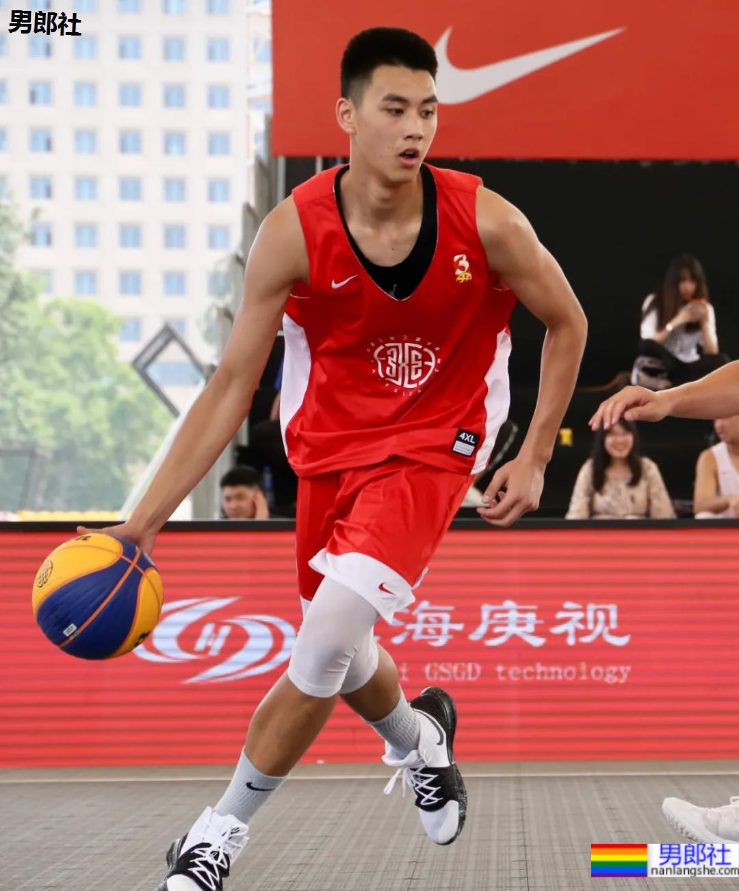 00年1米98大长腿篮球校草，怕不是偶像剧男主吧！ - 51虹马