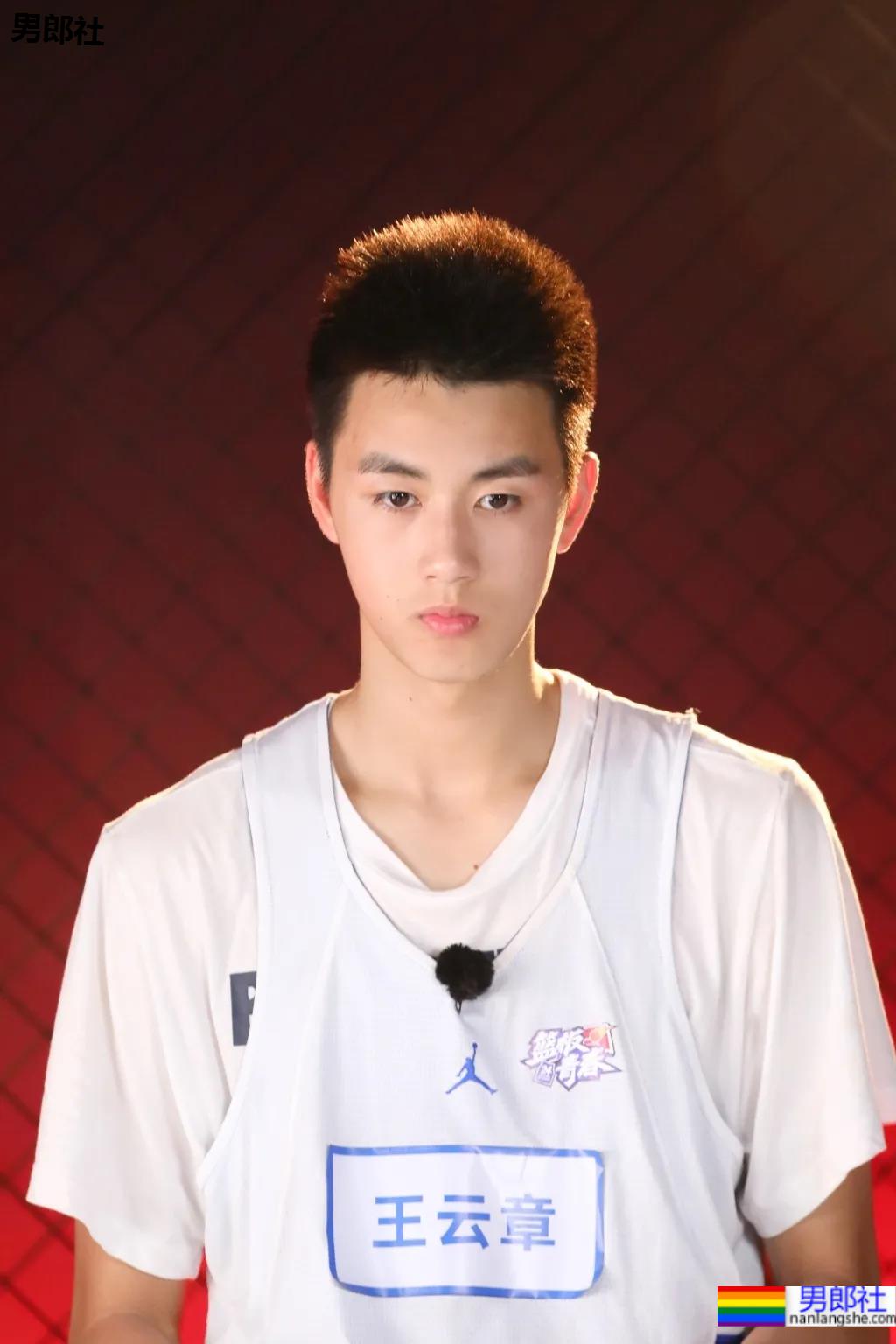 00年1米98大长腿篮球校草，怕不是偶像剧男主吧！ - 51虹马