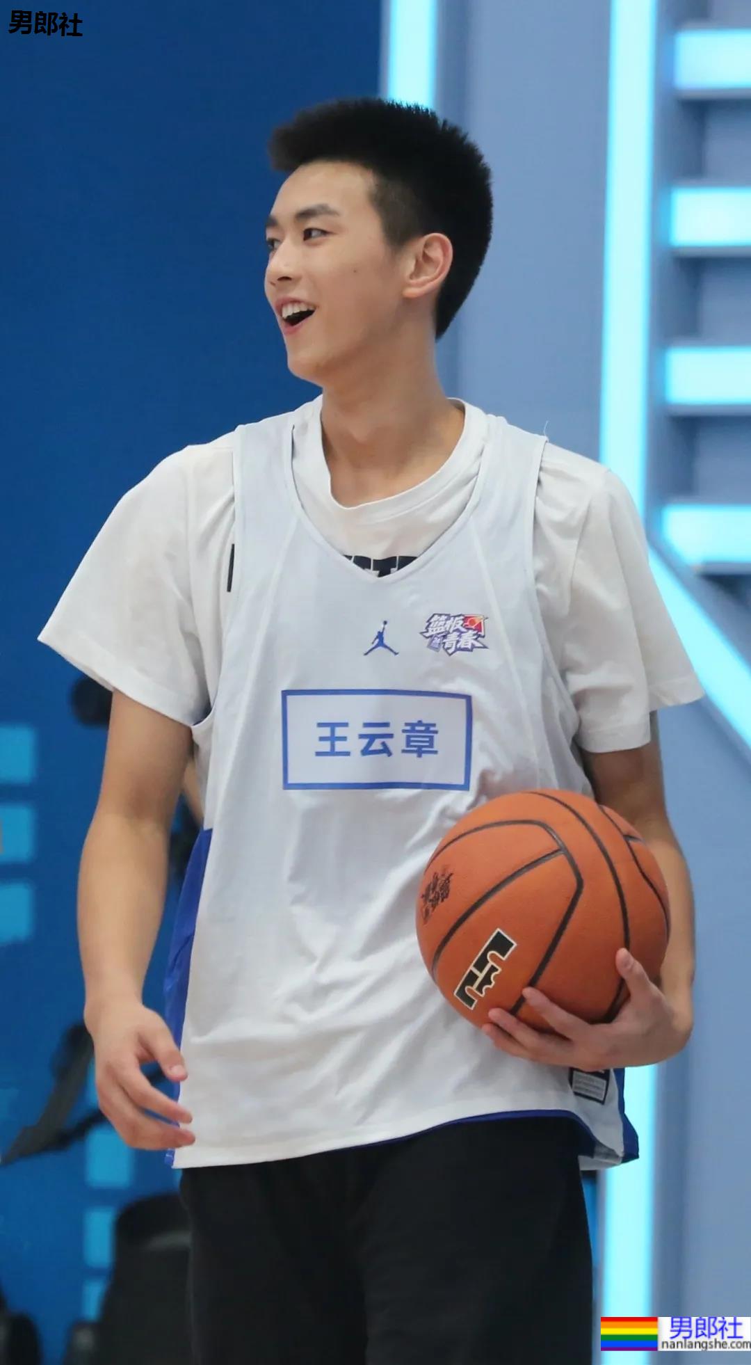 00年1米98大长腿篮球校草，怕不是偶像剧男主吧！ - 51虹马