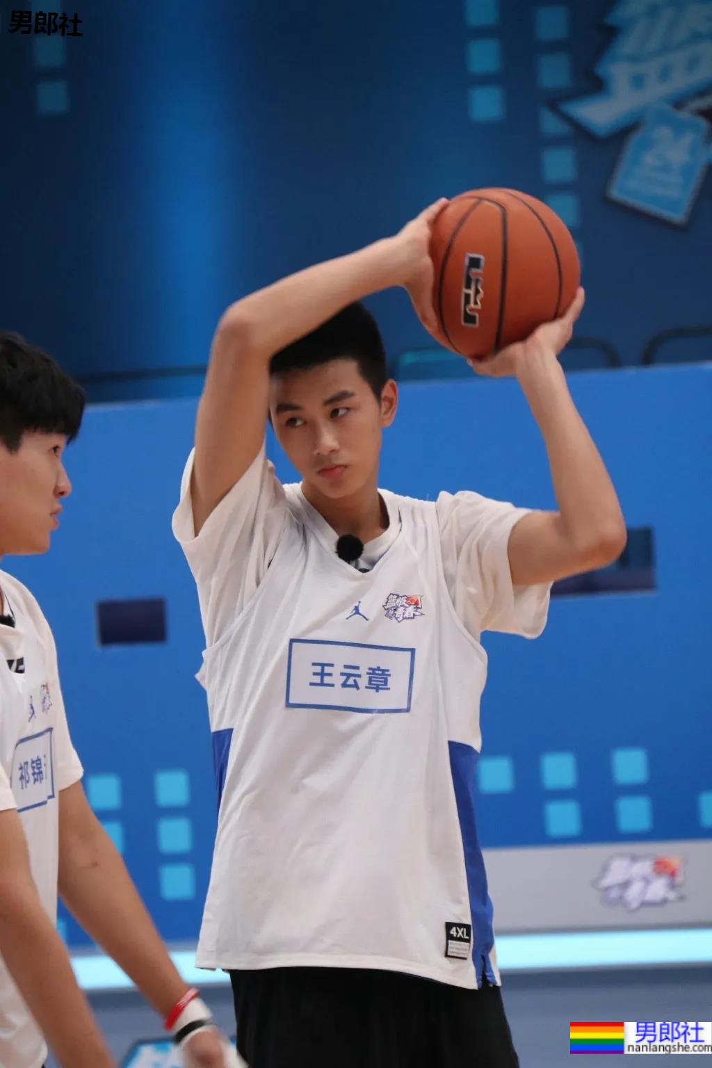 00年1米98大长腿篮球校草，怕不是偶像剧男主吧！ - 51虹马