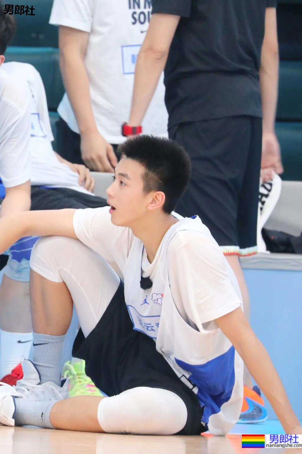 00年1米98大长腿篮球校草，怕不是偶像剧男主吧！ - 51虹马