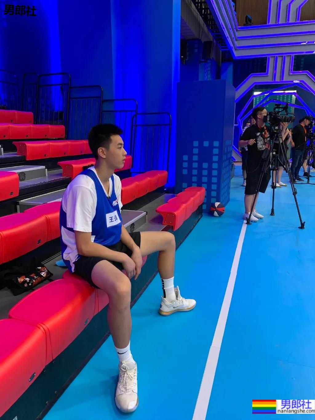 00年1米98大长腿篮球校草，怕不是偶像剧男主吧！ - 51虹马