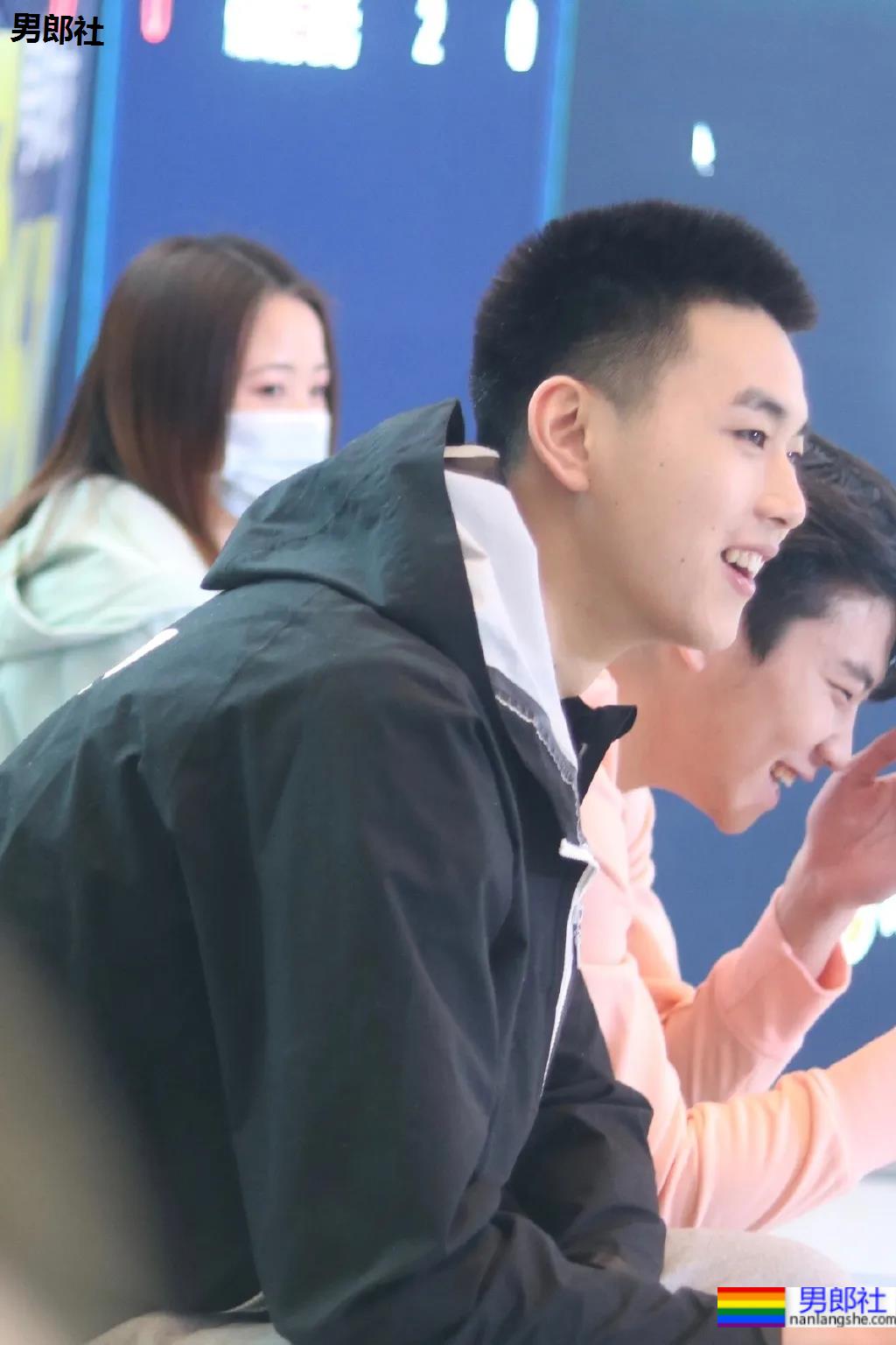 00年1米98大长腿篮球校草，怕不是偶像剧男主吧！ - 51虹马