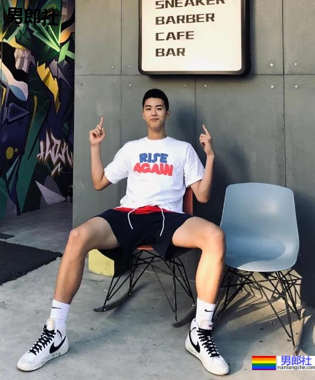 00年1米98大长腿篮球校草，怕不是偶像剧男主吧！ - 51虹马