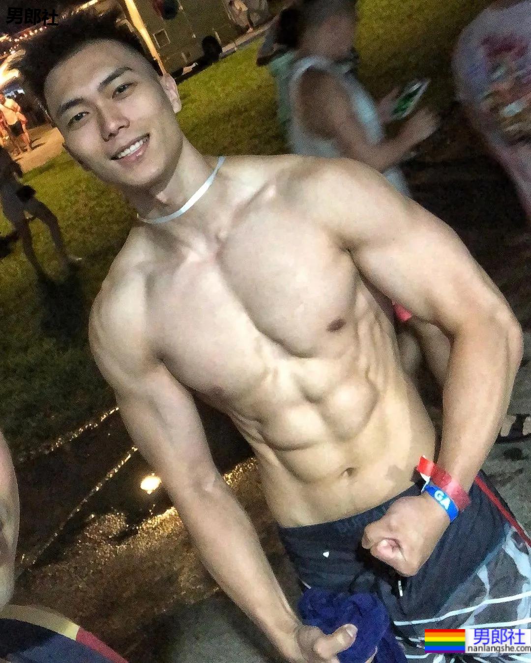 健身教练逆袭拍荷尔蒙大片，老阿姨都不淡定了！ - 51虹马