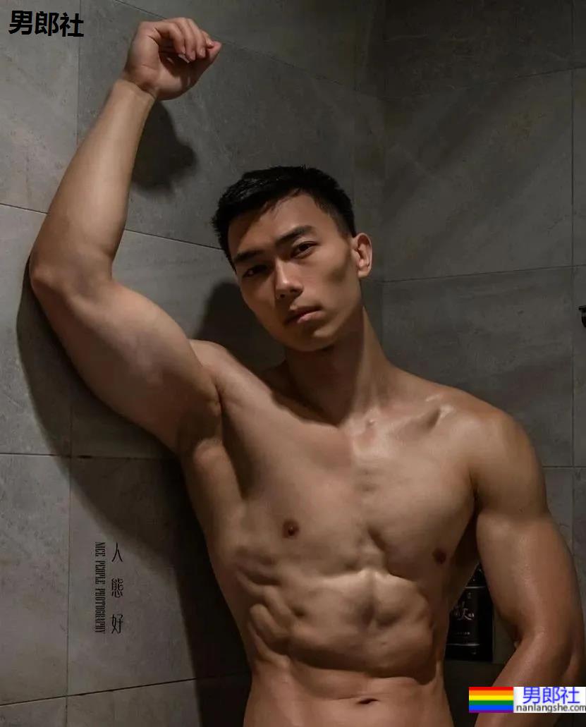 健身教练逆袭拍荷尔蒙大片，老阿姨都不淡定了！ - 51虹马