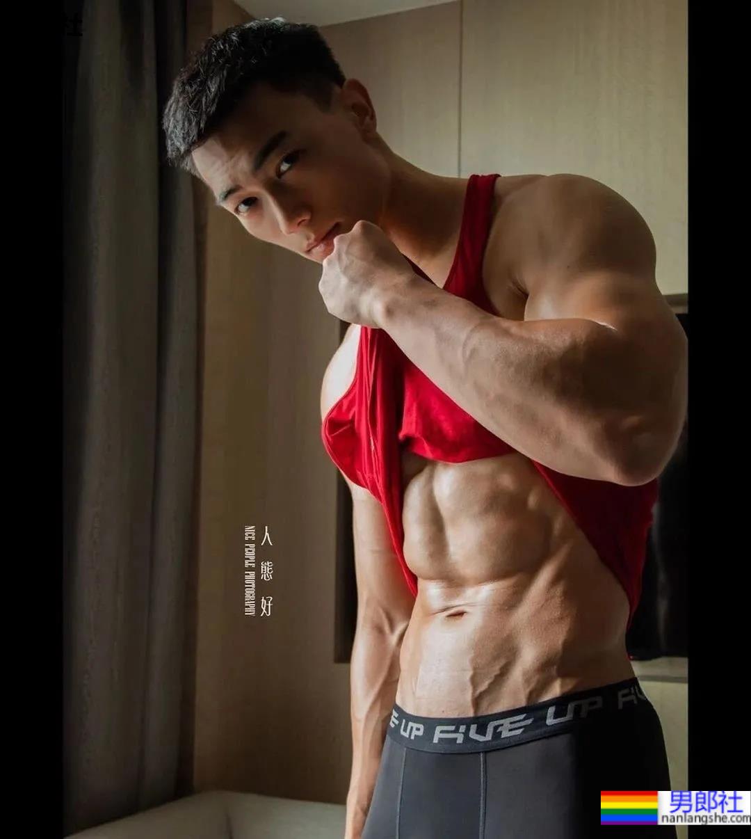 健身教练逆袭拍荷尔蒙大片，老阿姨都不淡定了！ - 51虹马