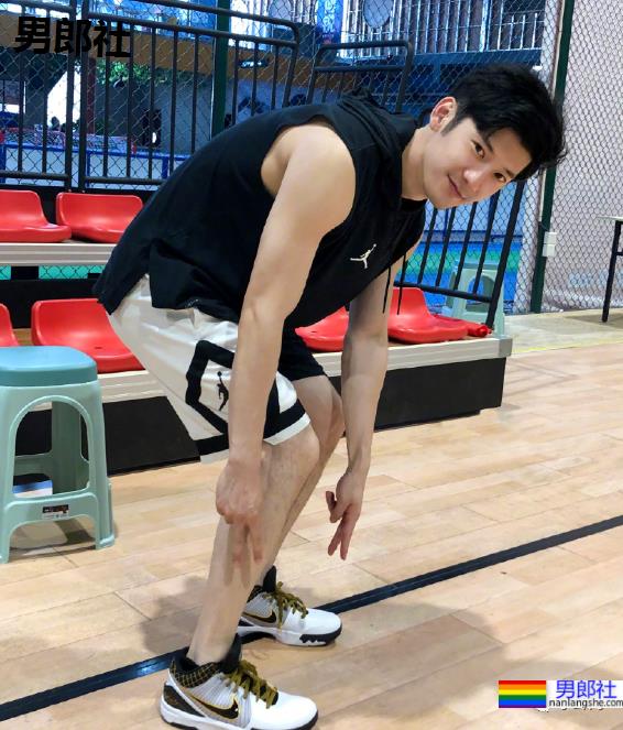 刘芮麟拍荷尔蒙运动大片,这也身材也太A了! - 51虹马 刘芮麟拍荷尔蒙运动大片,这也身材也太A了! - 51虹马