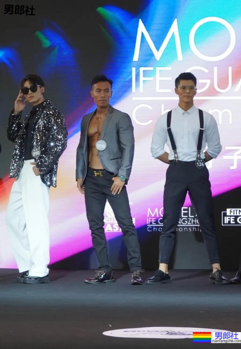 肌肉男在线营业,完美腹肌只要1块钱!看完他的好身材,网友们沸腾了! - 51虹马 肌肉男在线营业,完美腹肌只要1块钱!看完他的好身材,网友们沸腾了! - 51虹马