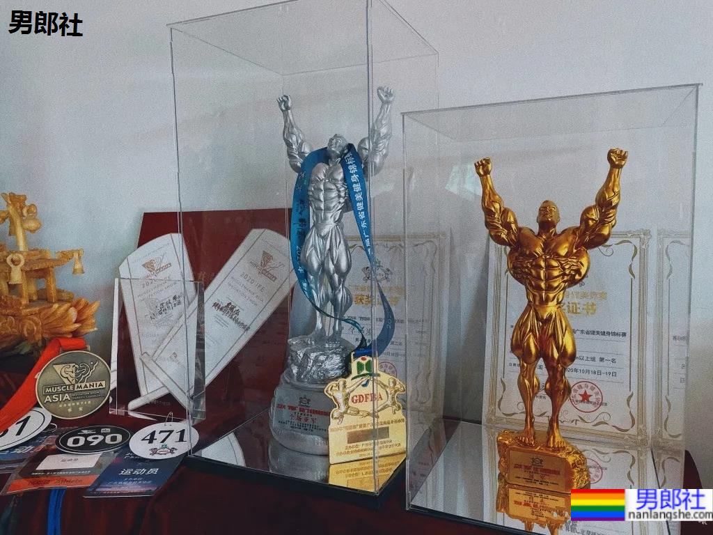 肌肉男在线营业,完美腹肌只要1块钱!看完他的好身材,网友们沸腾了! - 51虹马 肌肉男在线营业,完美腹肌只要1块钱!看完他的好身材,网友们沸腾了! - 51虹马