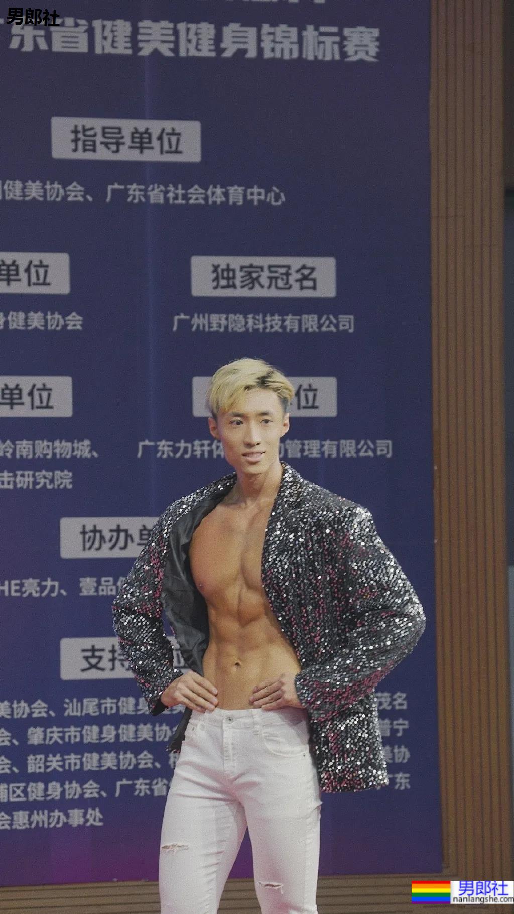 肌肉男在线营业,完美腹肌只要1块钱!看完他的好身材,网友们沸腾了! - 51虹马 肌肉男在线营业,完美腹肌只要1块钱!看完他的好身材,网友们沸腾了! - 51虹马