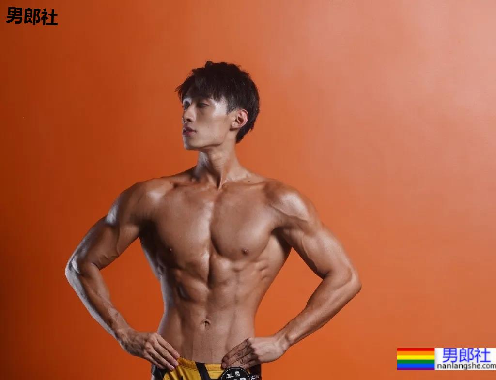 肌肉男在线营业,完美腹肌只要1块钱!看完他的好身材,网友们沸腾了! - 51虹马 肌肉男在线营业,完美腹肌只要1块钱!看完他的好身材,网友们沸腾了! - 51虹马