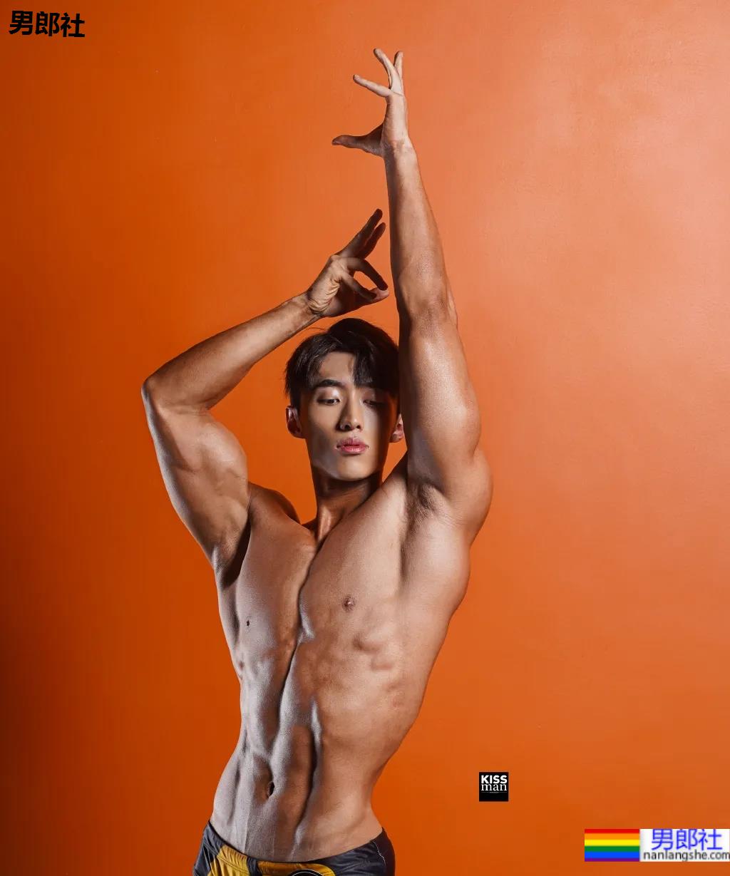 肌肉男在线营业,完美腹肌只要1块钱!看完他的好身材,网友们沸腾了! - 51虹马 肌肉男在线营业,完美腹肌只要1块钱!看完他的好身材,网友们沸腾了! - 51虹马