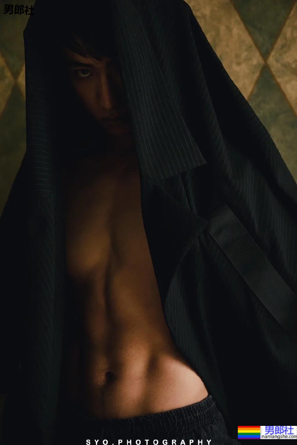 肌肉男在线营业,完美腹肌只要1块钱!看完他的好身材,网友们沸腾了! - 51虹马 肌肉男在线营业,完美腹肌只要1块钱!看完他的好身材,网友们沸腾了! - 51虹马