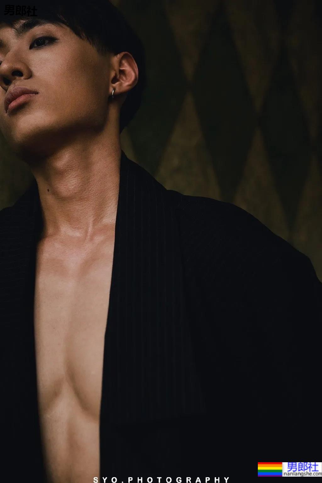 肌肉男在线营业,完美腹肌只要1块钱!看完他的好身材,网友们沸腾了! - 51虹马 肌肉男在线营业,完美腹肌只要1块钱!看完他的好身材,网友们沸腾了! - 51虹马