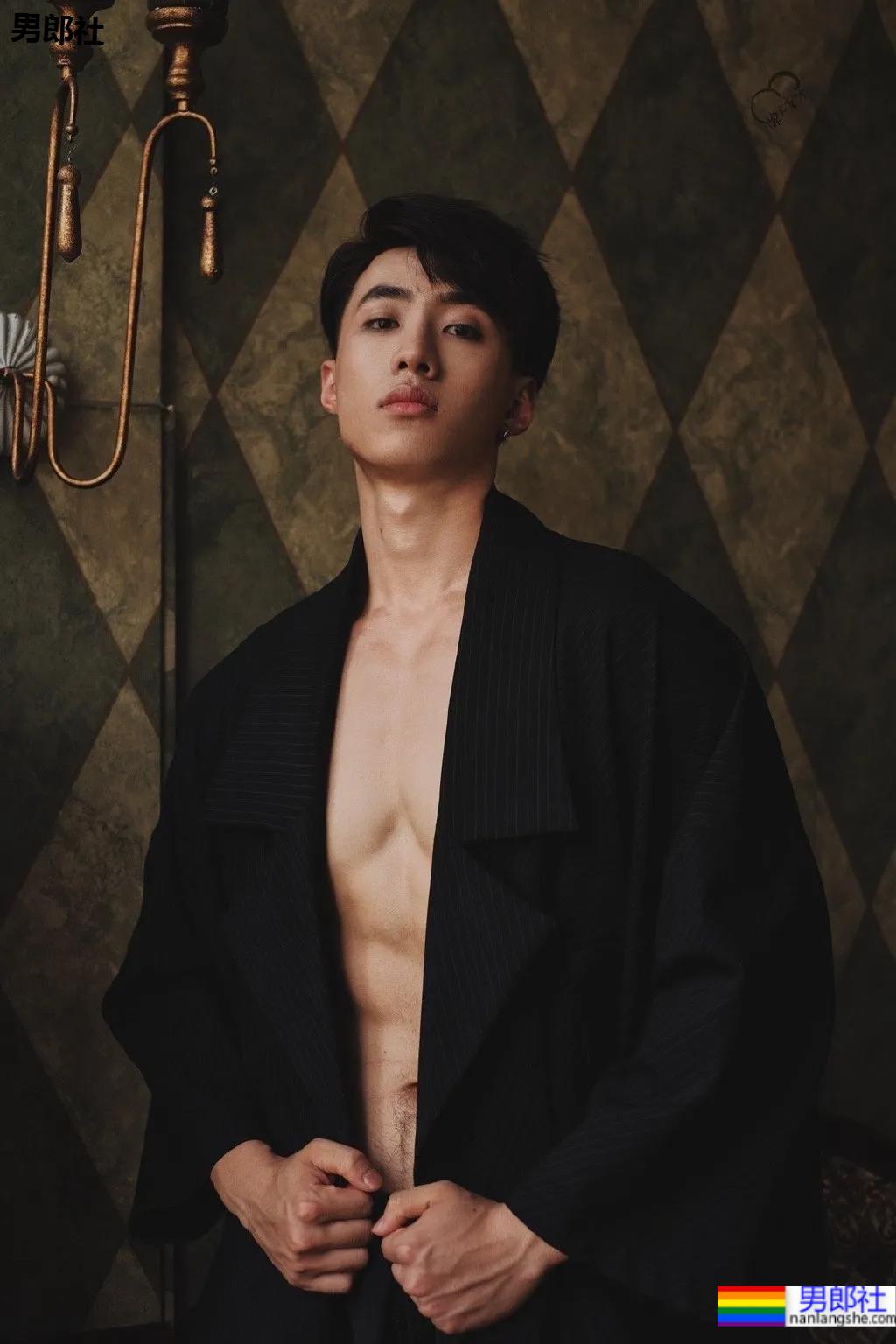 肌肉男在线营业,完美腹肌只要1块钱!看完他的好身材,网友们沸腾了! - 51虹马 肌肉男在线营业,完美腹肌只要1块钱!看完他的好身材,网友们沸腾了! - 51虹马