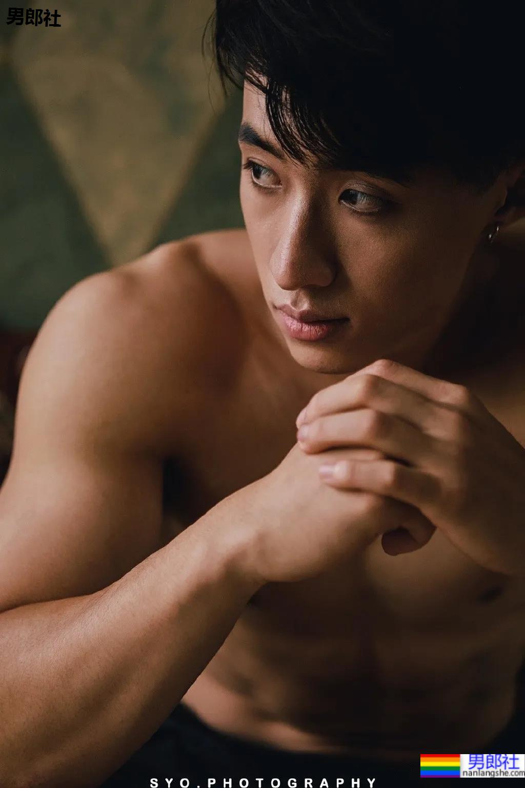 肌肉男在线营业,完美腹肌只要1块钱!看完他的好身材,网友们沸腾了! - 51虹马 肌肉男在线营业,完美腹肌只要1块钱!看完他的好身材,网友们沸腾了! - 51虹马