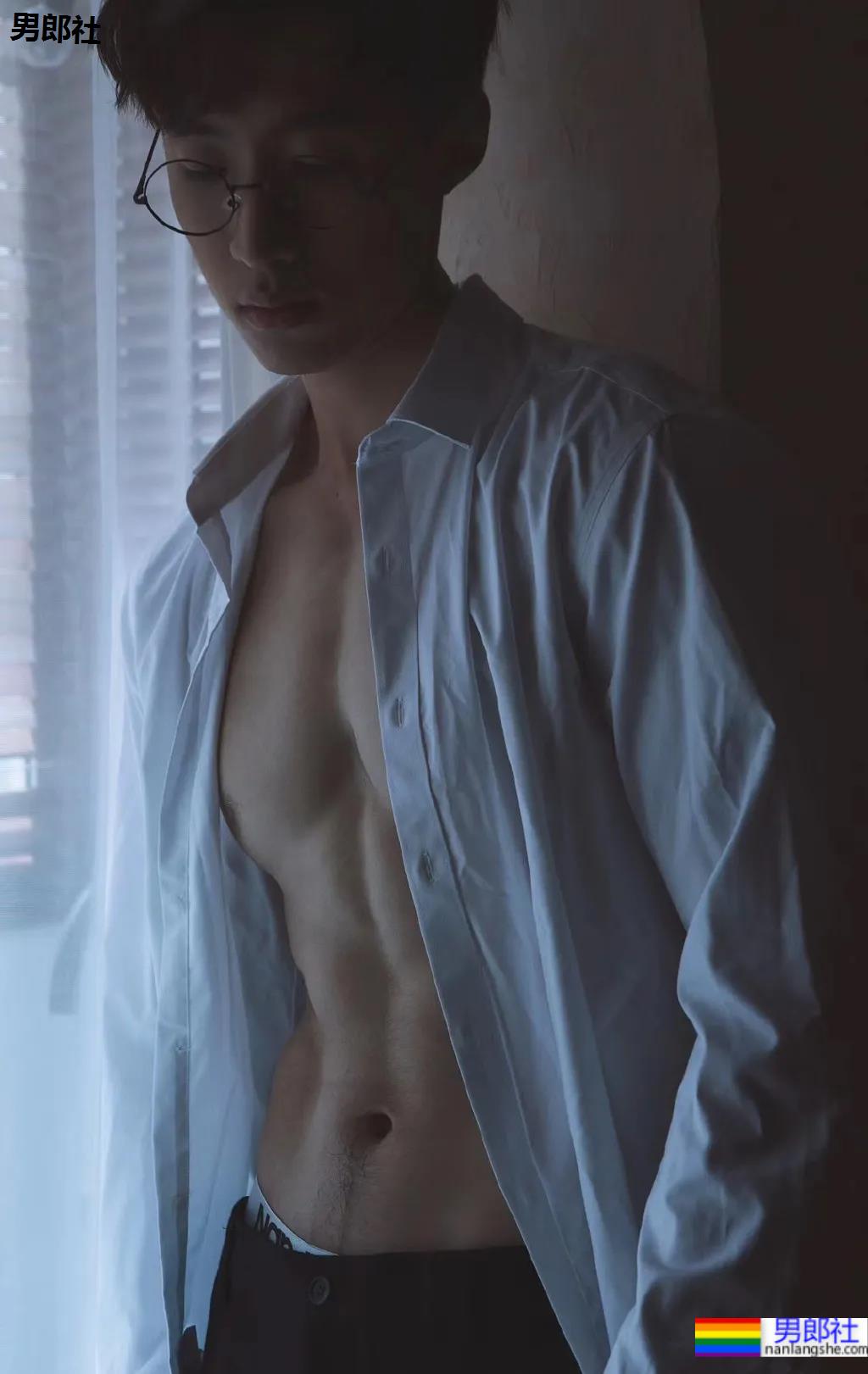 肌肉男在线营业,完美腹肌只要1块钱!看完他的好身材,网友们沸腾了! - 51虹马 肌肉男在线营业,完美腹肌只要1块钱!看完他的好身材,网友们沸腾了! - 51虹马