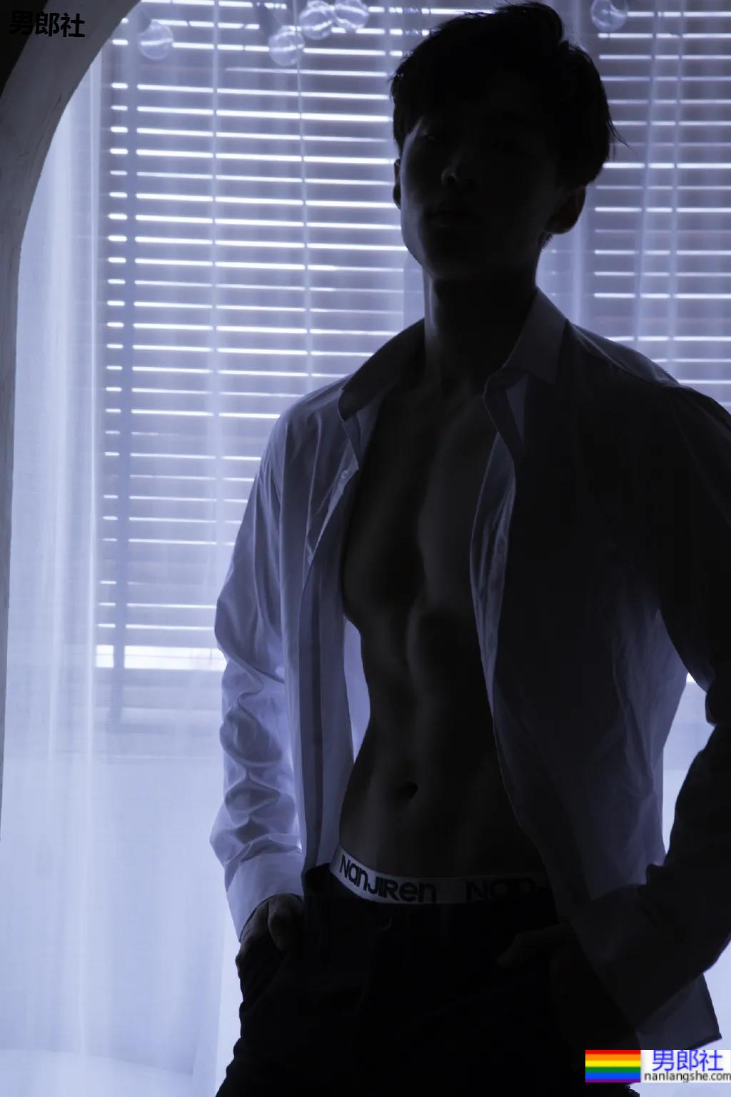 肌肉男在线营业,完美腹肌只要1块钱!看完他的好身材,网友们沸腾了! - 51虹马 肌肉男在线营业,完美腹肌只要1块钱!看完他的好身材,网友们沸腾了! - 51虹马