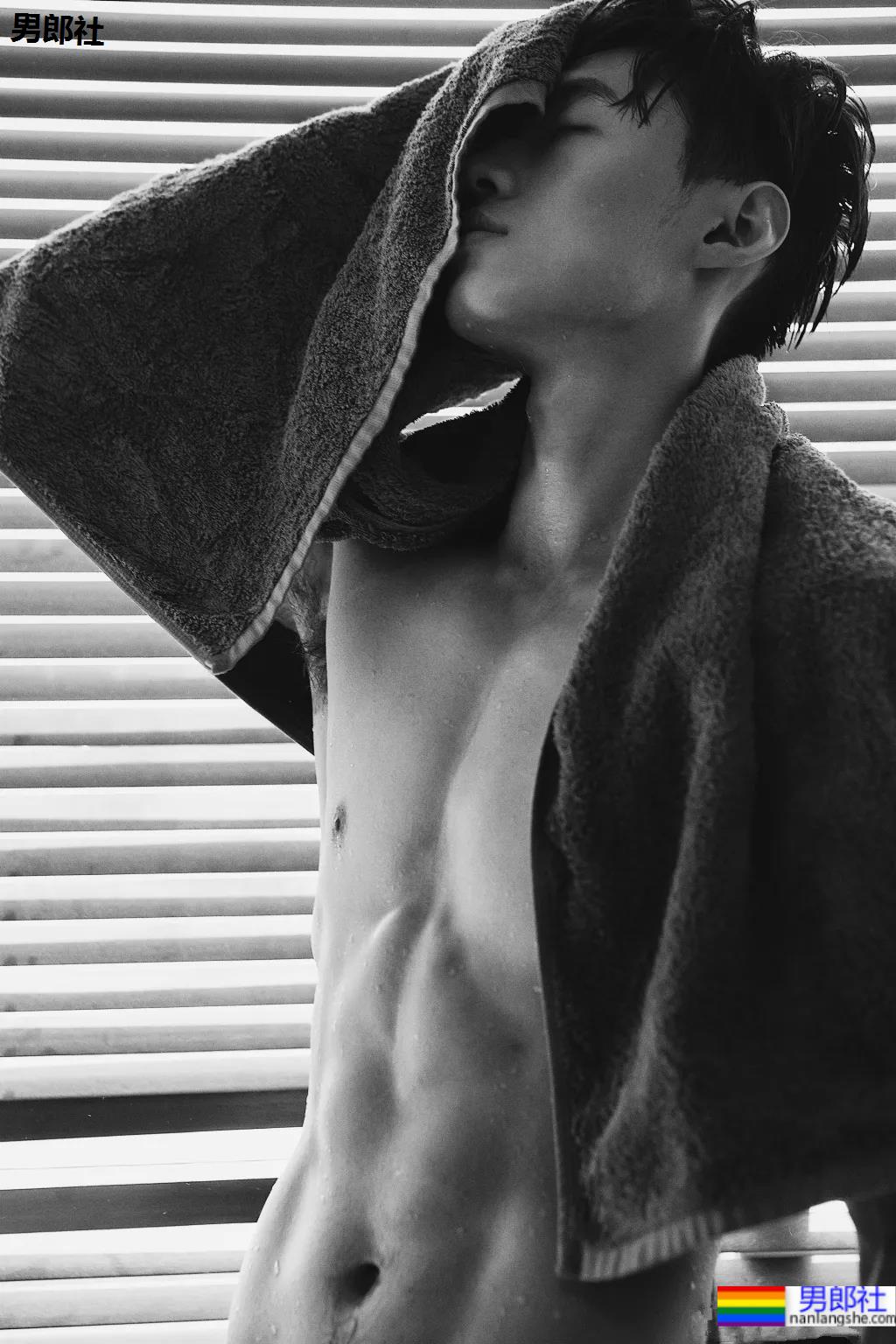 肌肉男在线营业,完美腹肌只要1块钱!看完他的好身材,网友们沸腾了! - 51虹马 肌肉男在线营业,完美腹肌只要1块钱!看完他的好身材,网友们沸腾了! - 51虹马