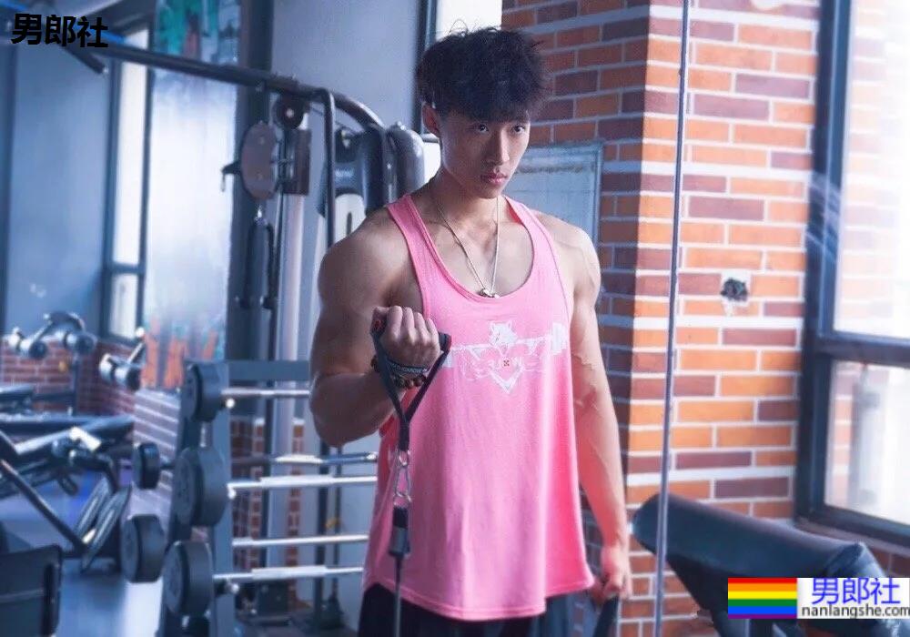 肌肉男在线营业,完美腹肌只要1块钱!看完他的好身材,网友们沸腾了! - 51虹马 肌肉男在线营业,完美腹肌只要1块钱!看完他的好身材,网友们沸腾了! - 51虹马