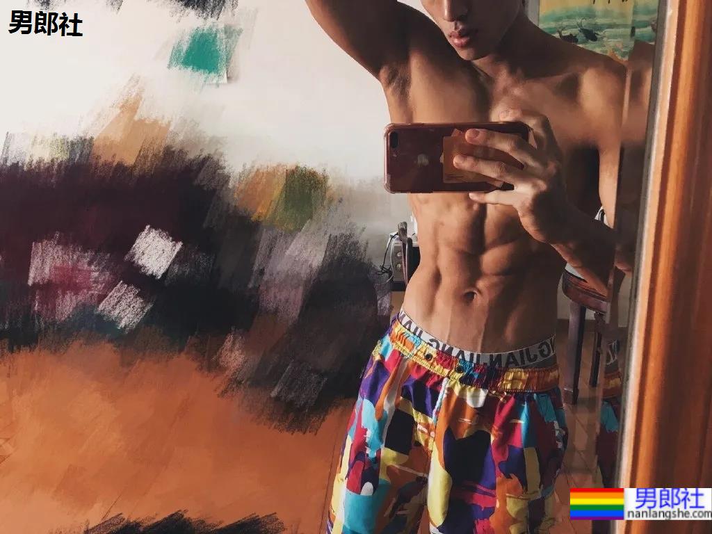 肌肉男在线营业,完美腹肌只要1块钱!看完他的好身材,网友们沸腾了! - 51虹马 肌肉男在线营业,完美腹肌只要1块钱!看完他的好身材,网友们沸腾了! - 51虹马