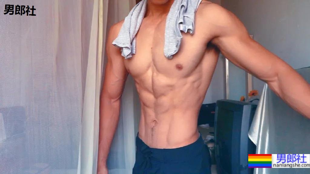 肌肉男在线营业,完美腹肌只要1块钱!看完他的好身材,网友们沸腾了! - 51虹马 肌肉男在线营业,完美腹肌只要1块钱!看完他的好身材,网友们沸腾了! - 51虹马