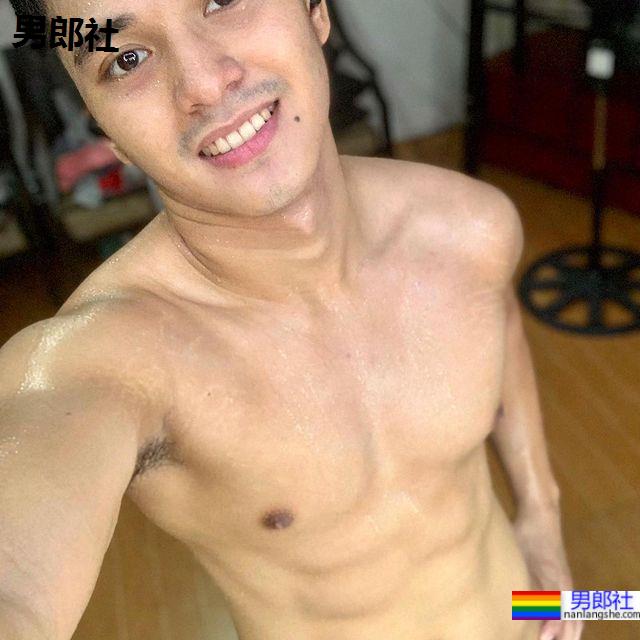 我弟的腹肌好像有点勐！邻家男孩凭嫩肉在演艺圈抬头挺兄 - 51虹马